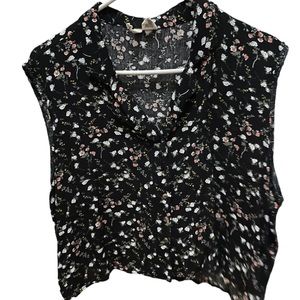 Sky and Sparrow cropped sleeveless button up floral top